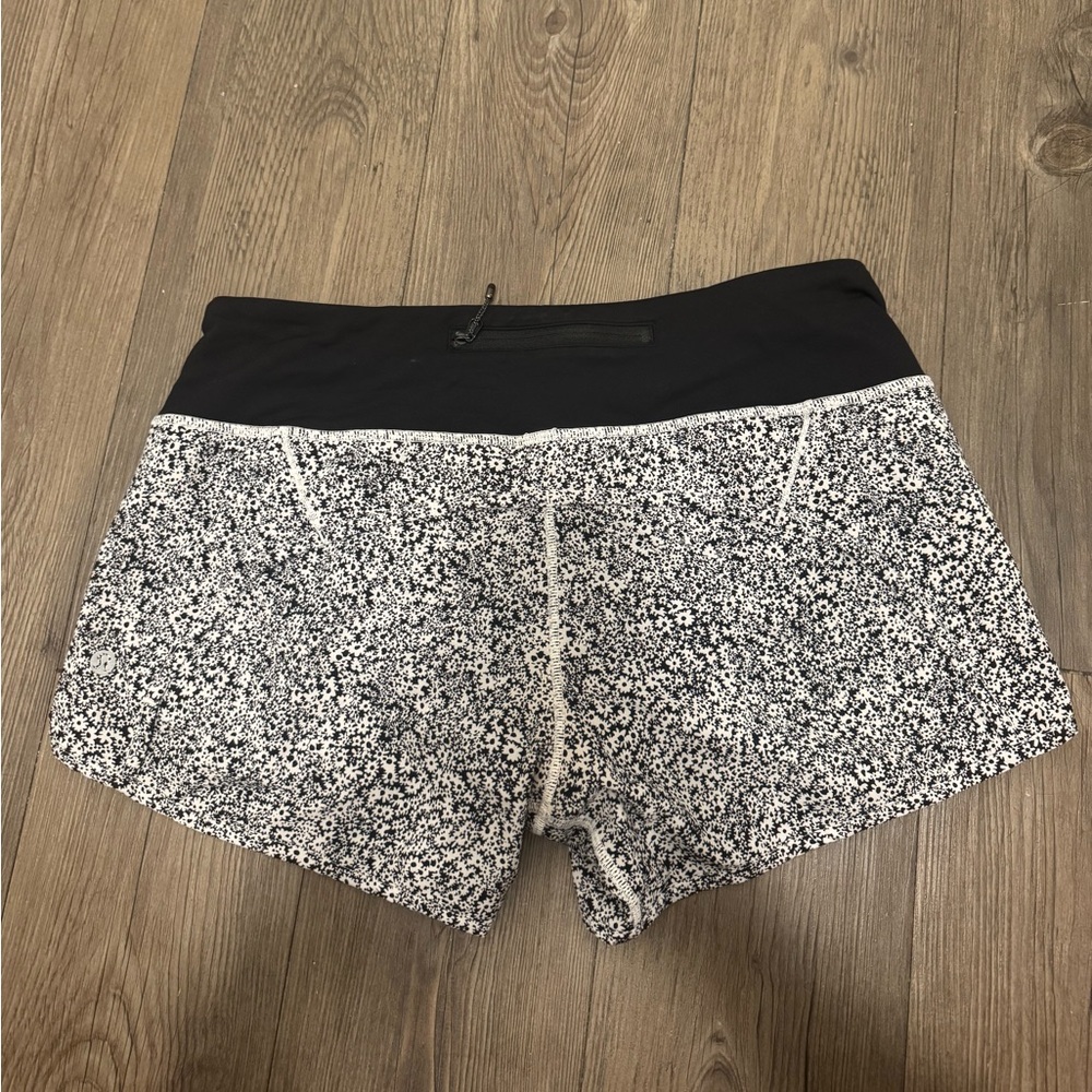 Lululemon Speed Up 4” Mid Rise Shorts in Black & White Floral - Picture 2 of 3